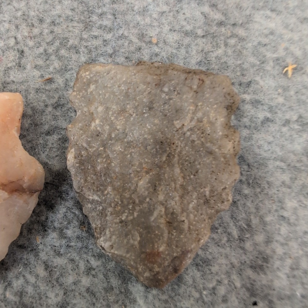 Set of 3 Quartz‎ and Stone Projectile Points Arrowheads Tan Pink Grey VG - Picture 8 of 8
